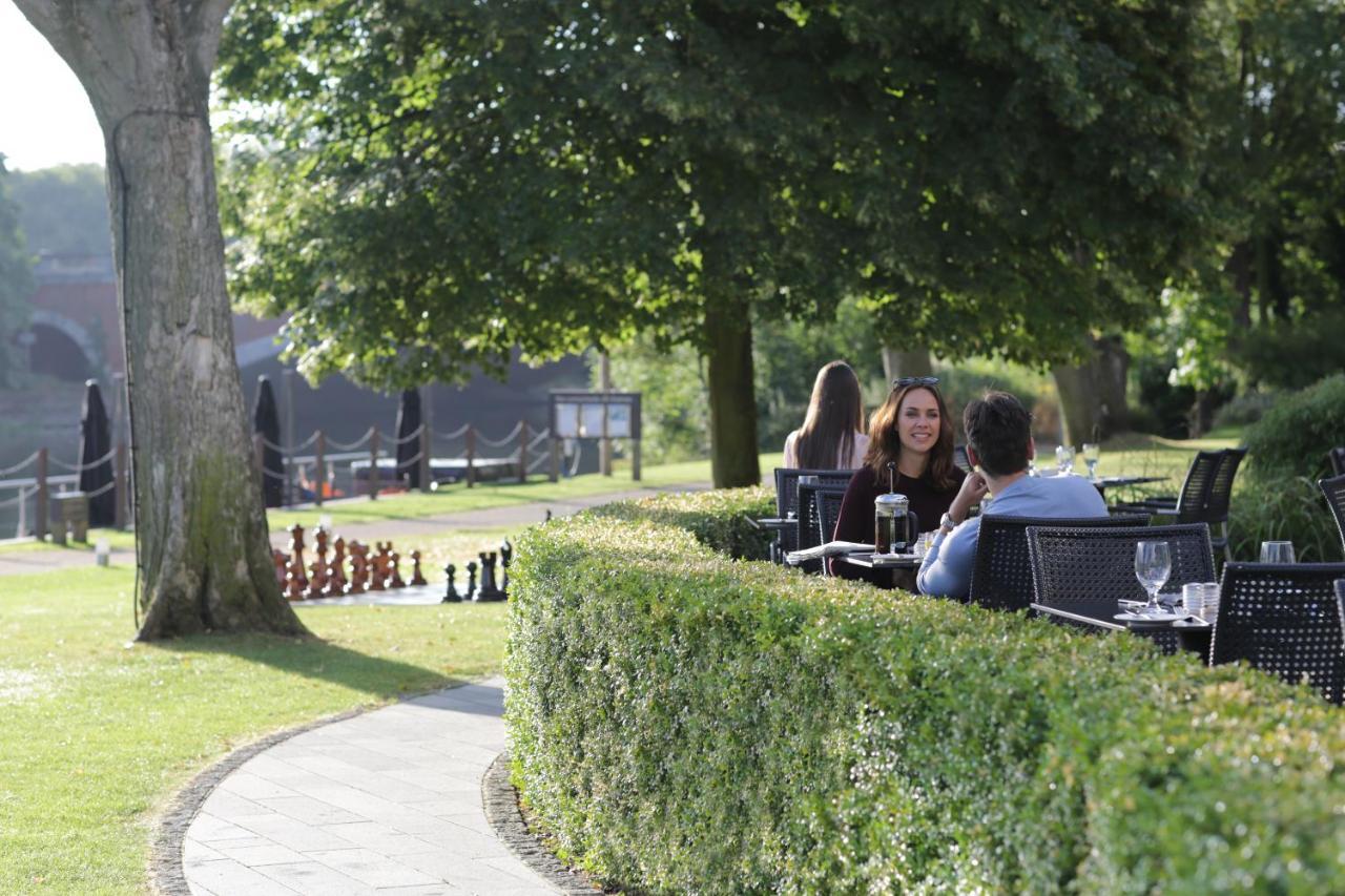 Hôtel The Runnymede On Thames à Egham Extérieur photo